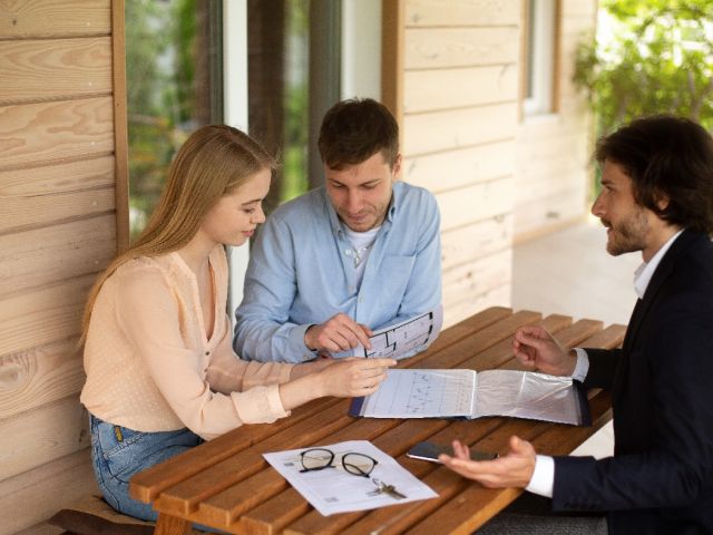 imagen de 3 pesoas analisando proyectos inmobiliarios. Lawyer to Buy Property in Spain. ¿Necesitas un abogado para comprar una propiedad en España?